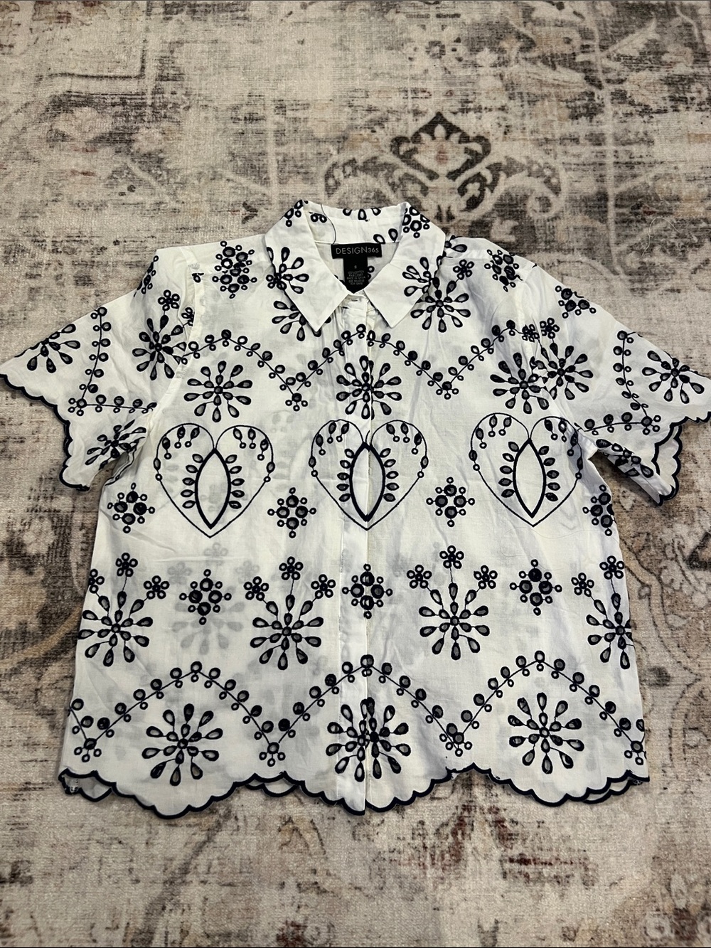 Women’s embroidered scalloped button up short sleeve blouse size S